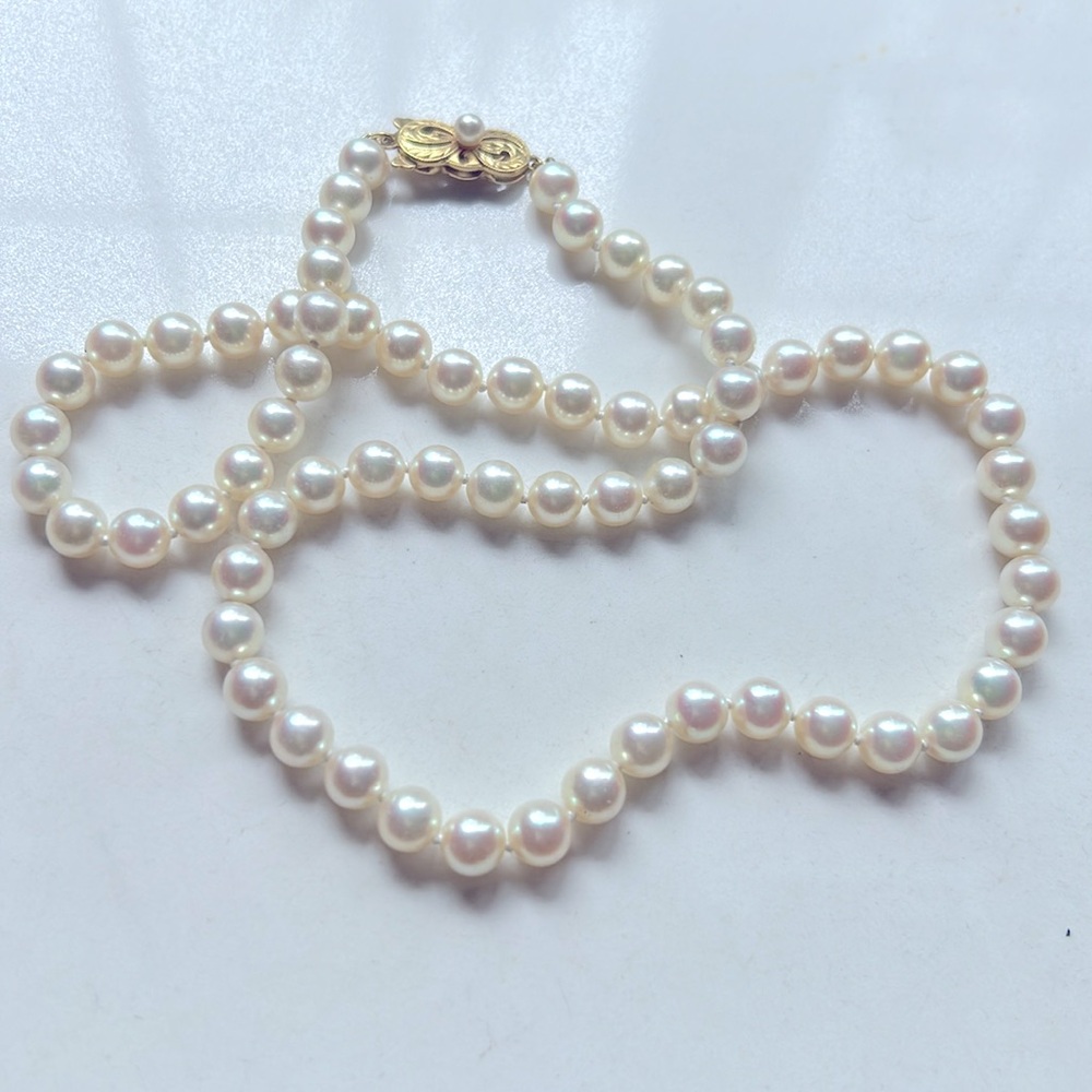 Mikimoto 18k gold pearl necklace. Length 19”. Pearls 6-6.3 mm - Picture 5 of 7
